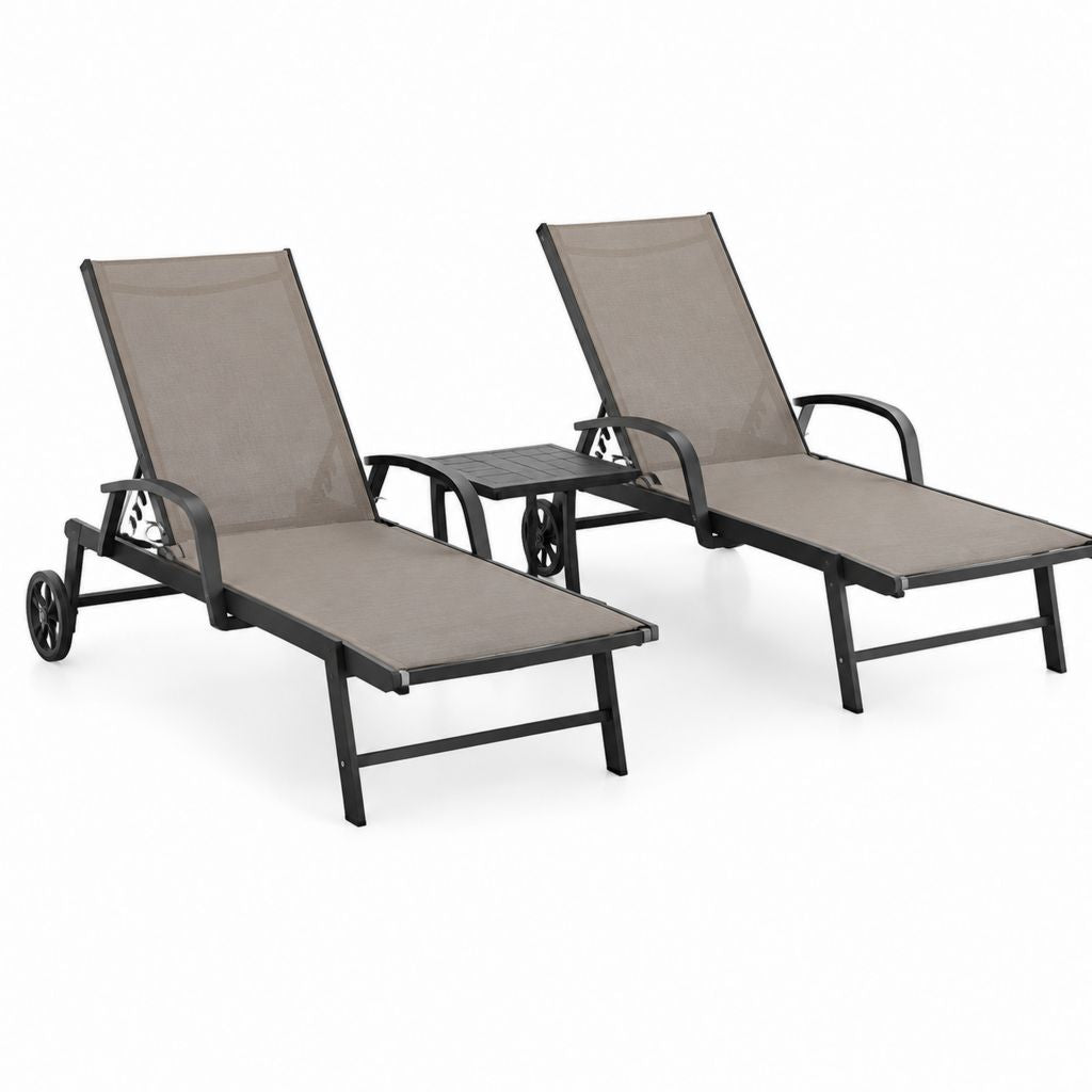 Lot de 2 bains de soleil avec table d'appoint taupe en acier et textilène 196 x 65 x 95 cm